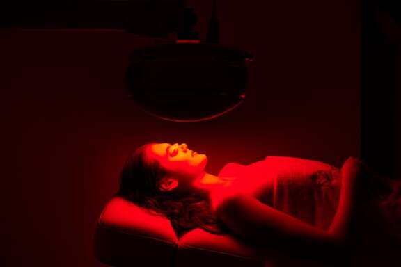 LED-Phototherapie-Raum bei Inanna Wellness Berlin-Mitte