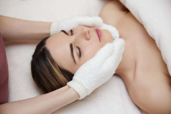 Gesichtsbehandlung bei Inanna Wellness Berlin