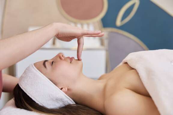 Japanische Gesichtsmassage bei Inanna Wellness Berlin